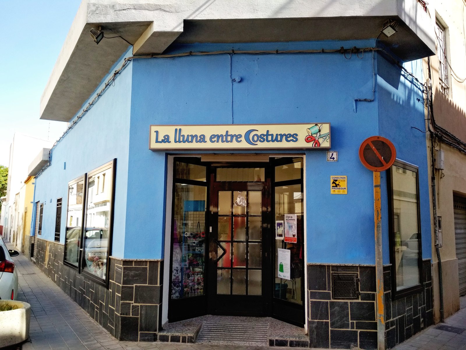 La lluna entre costures